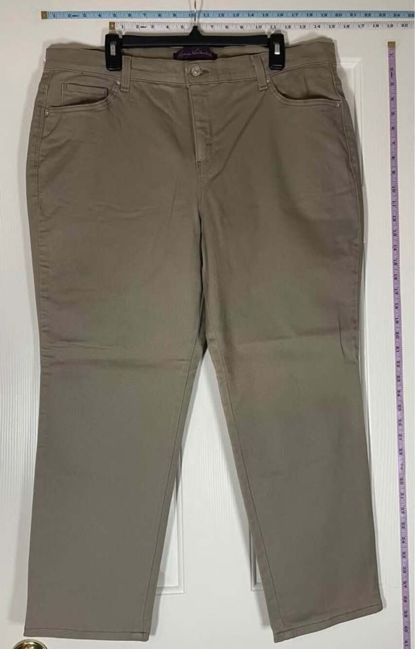 Women’s Gloria Vanderbilt Beige Jean Pants Size 18 Women Short/Petite
